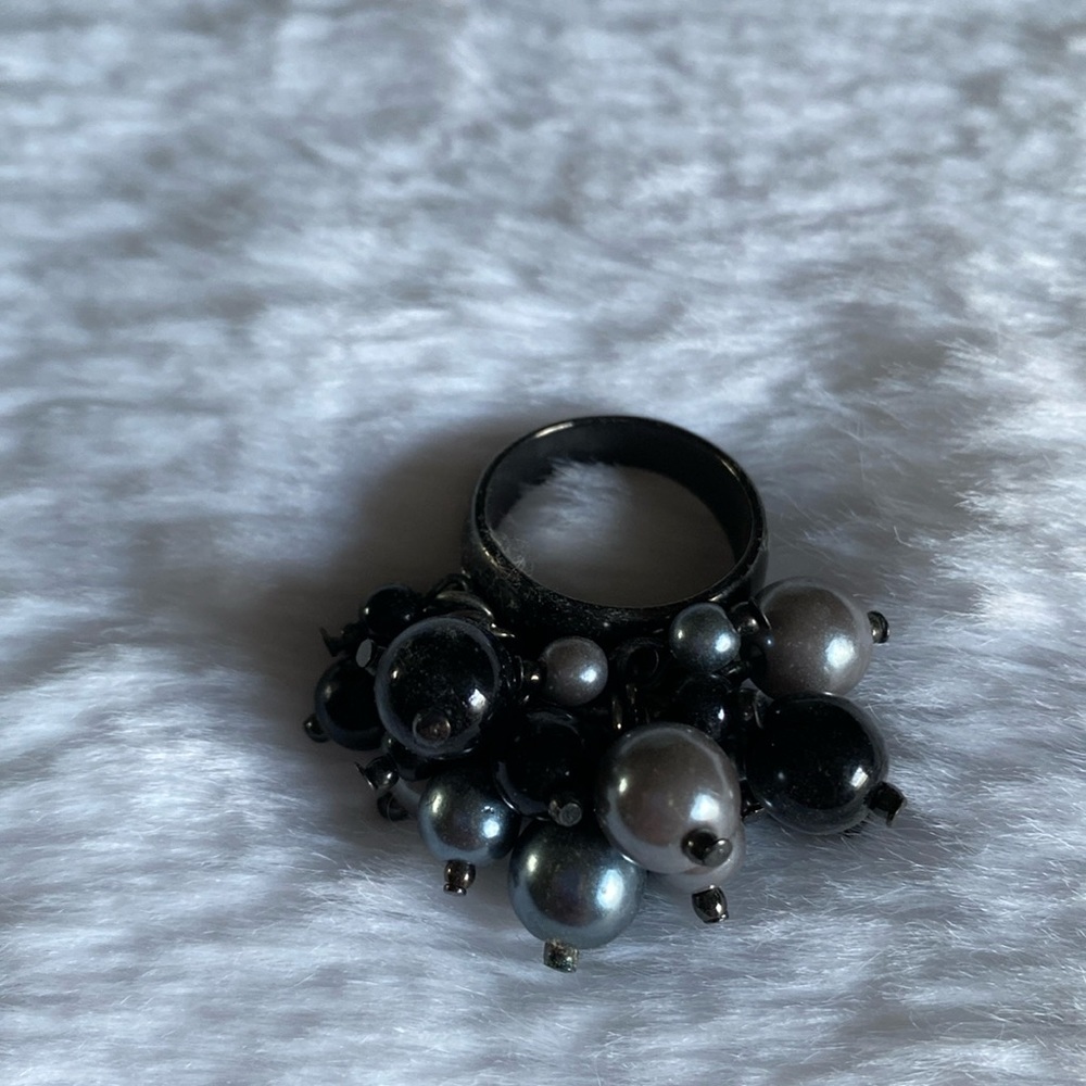 Beaded silver black pearl- like beads dangle ring